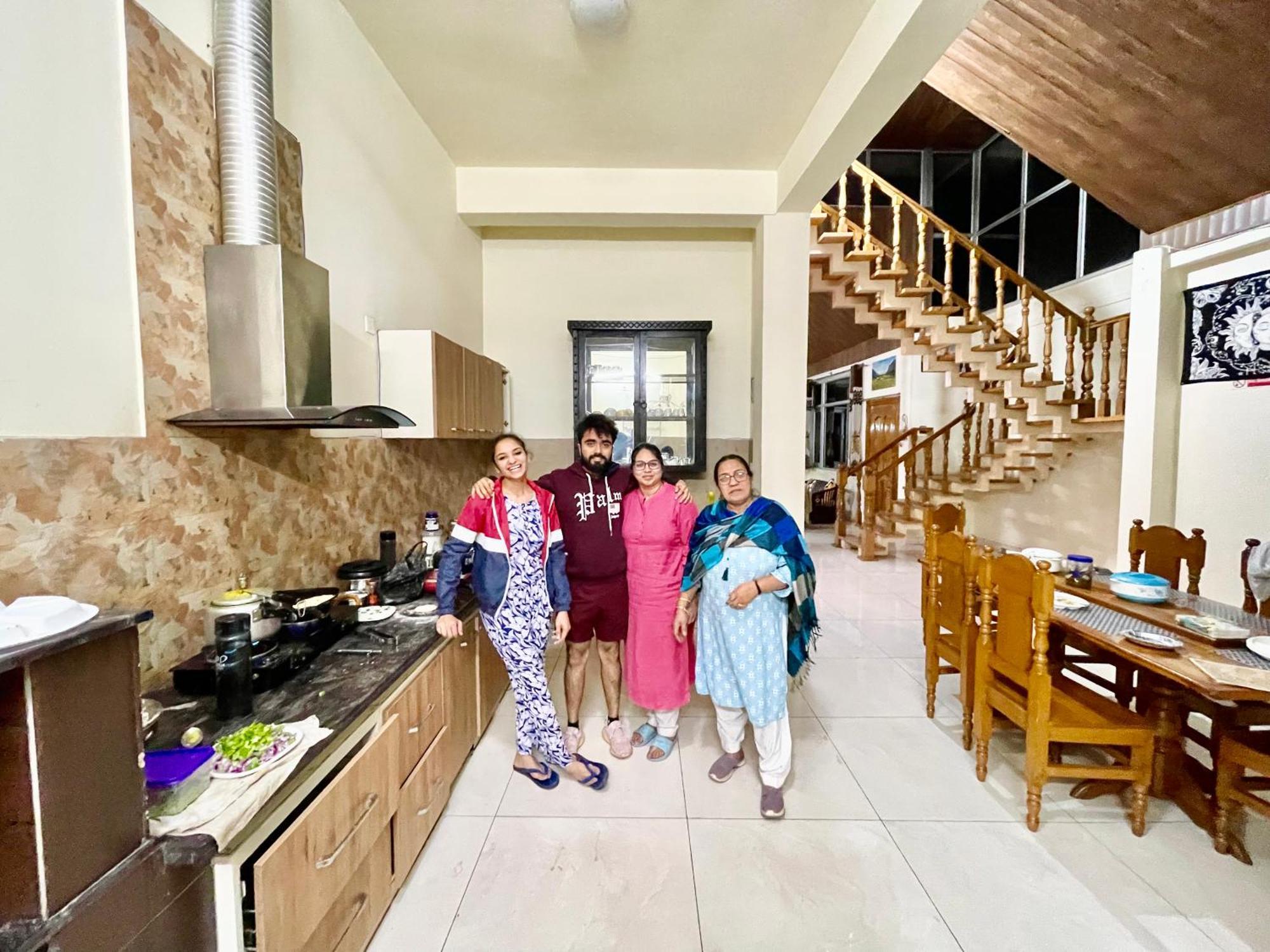 The Auriga 3Bhk Fully Entair Villa With Bonfire In Kasauli I Pvt Stay I Open Air Terrace I Kitchen Livingroom I Lawn Bonfire I Gaming Zone Bagian luar foto