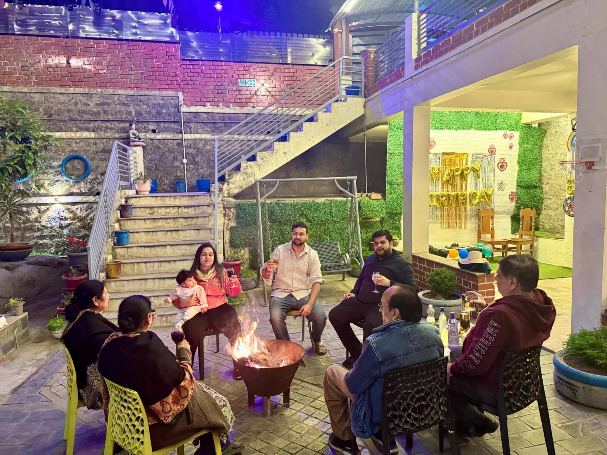 The Auriga 3Bhk Fully Entair Villa With Bonfire In Kasauli I Pvt Stay I Open Air Terrace I Kitchen Livingroom I Lawn Bonfire I Gaming Zone Bagian luar foto